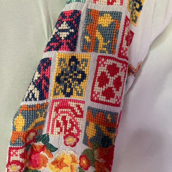 Johnny Was, Embroidered Tunic XS. White background with multi-colored embroidery - Picture 7 of 9